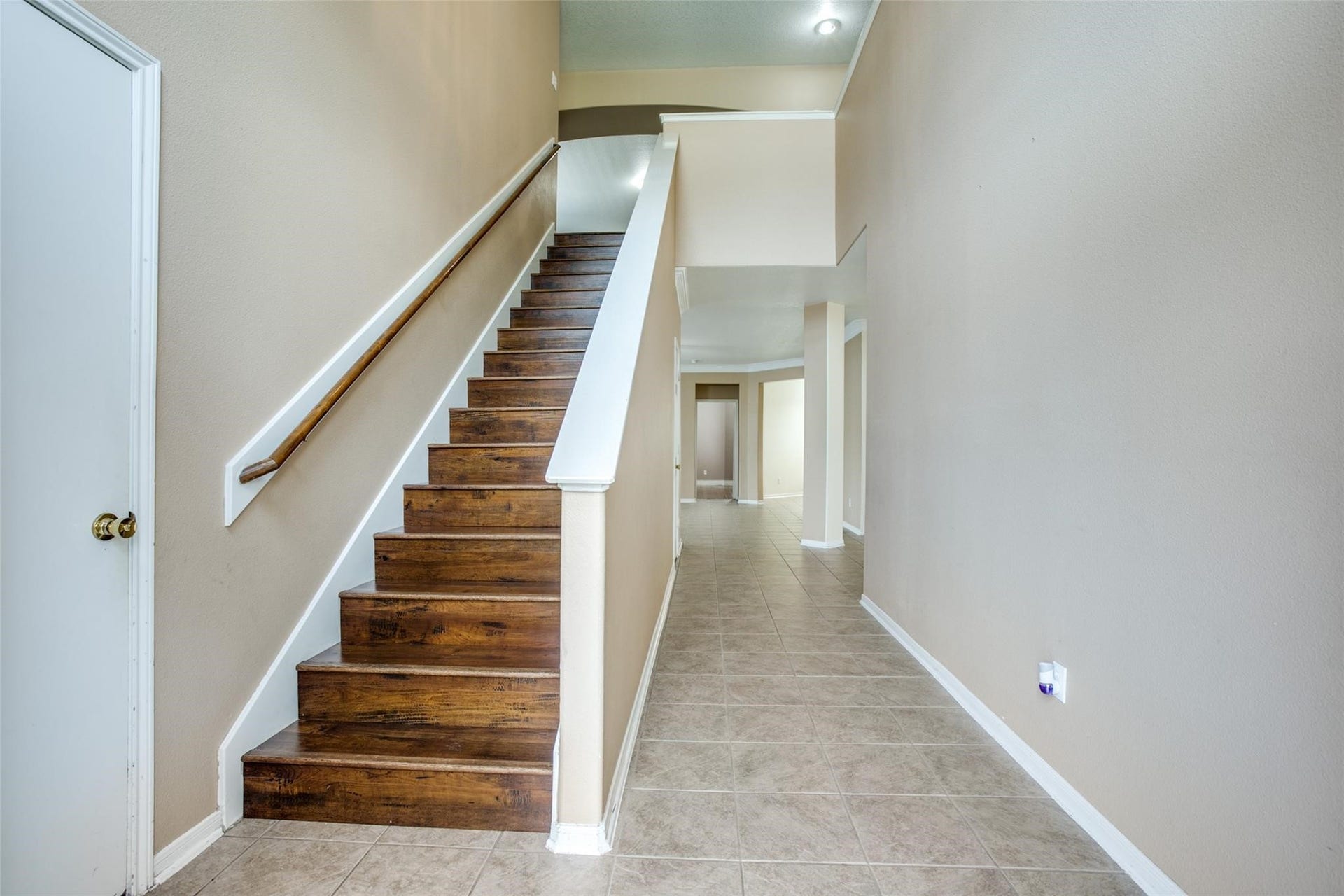 9907 Valance Way, Conroe, TX 77385 View upon entering the home