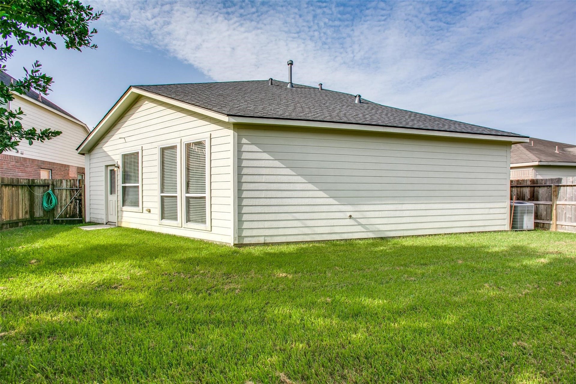 9907 Valance Way, Conroe, TX 77385 Plenty of additional green space all around the side of the backyard