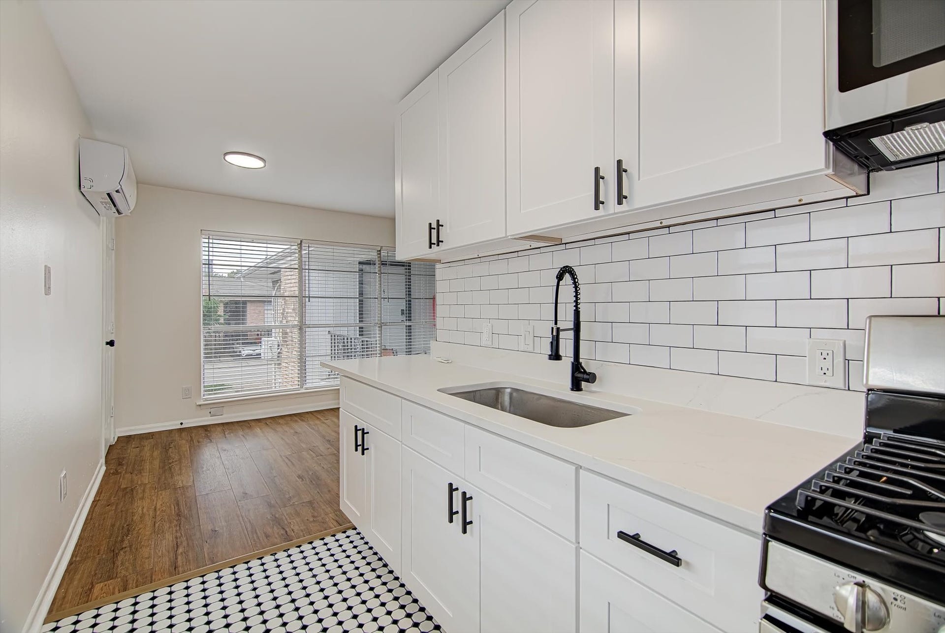 1915 McDuffie Street, #3, Houston, TX 77019 1915 McDuffie Street, #3, Houston, TX 77019