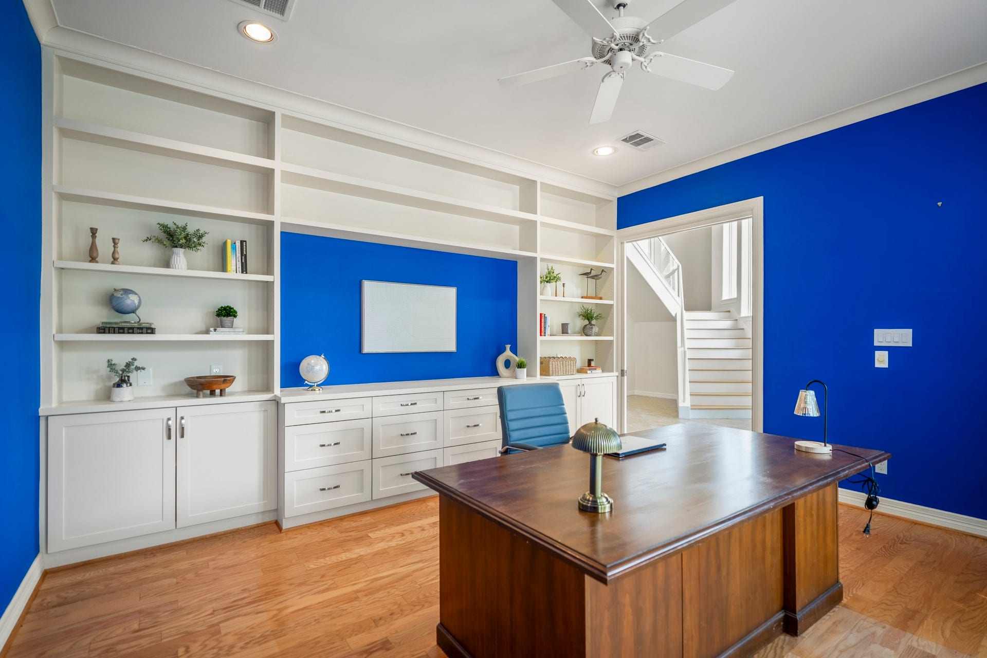 863 Plainwood Drive, Houston, TX 77079 Positioned just off the foyer, the dedicated office offers a spacious and private setting for working from home, with room for a substantial desk, seating and built-ins.