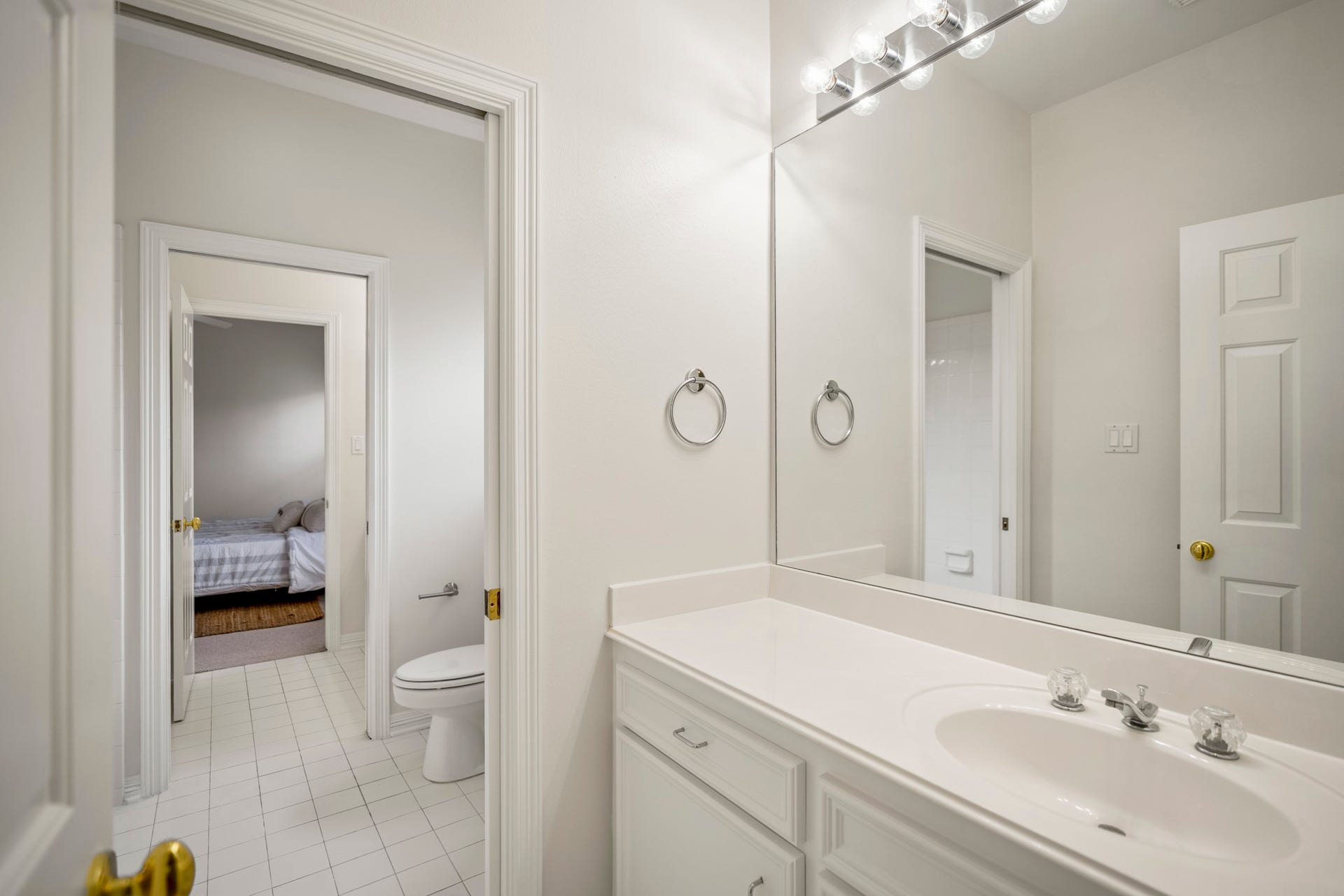 863 Plainwood Drive, Houston, TX 77079 This generously sized bedroom shares convenient bathroom access with the adjoining bedroom.