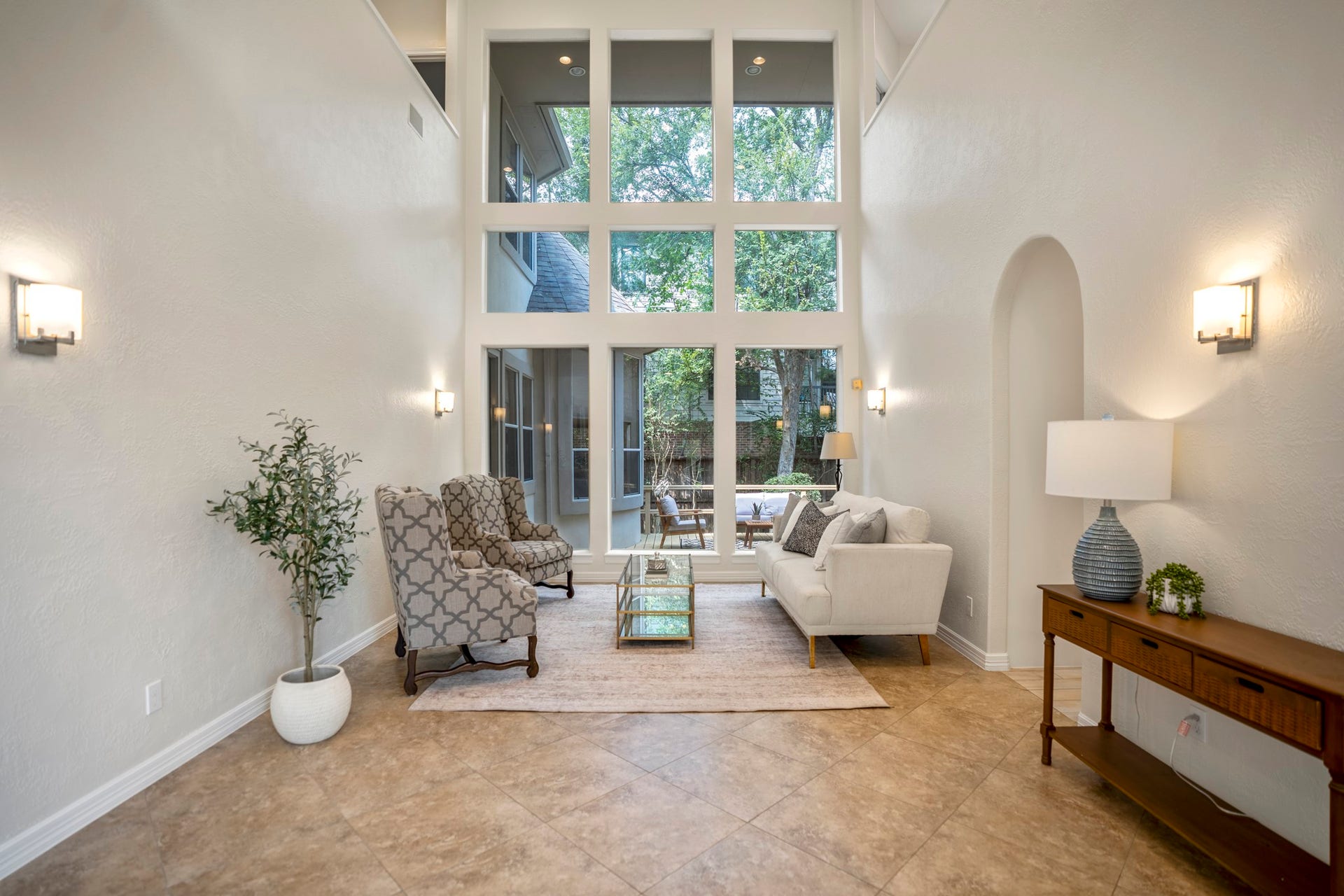 863 Plainwood Drive, Houston, TX 77079 Positioned just off the foyer, this inviting sitting area offers a comfortable place to welcome guests.
