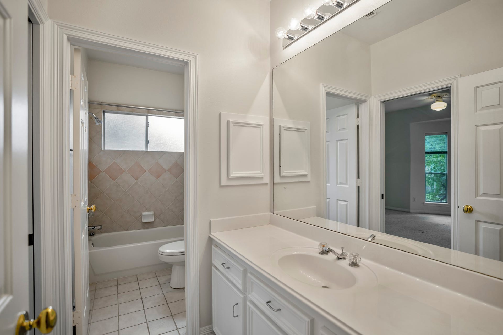 863 Plainwood Drive, Houston, TX 77079 The room is connected to a Jack-and-Jill bathroom shared with a second bedroom.