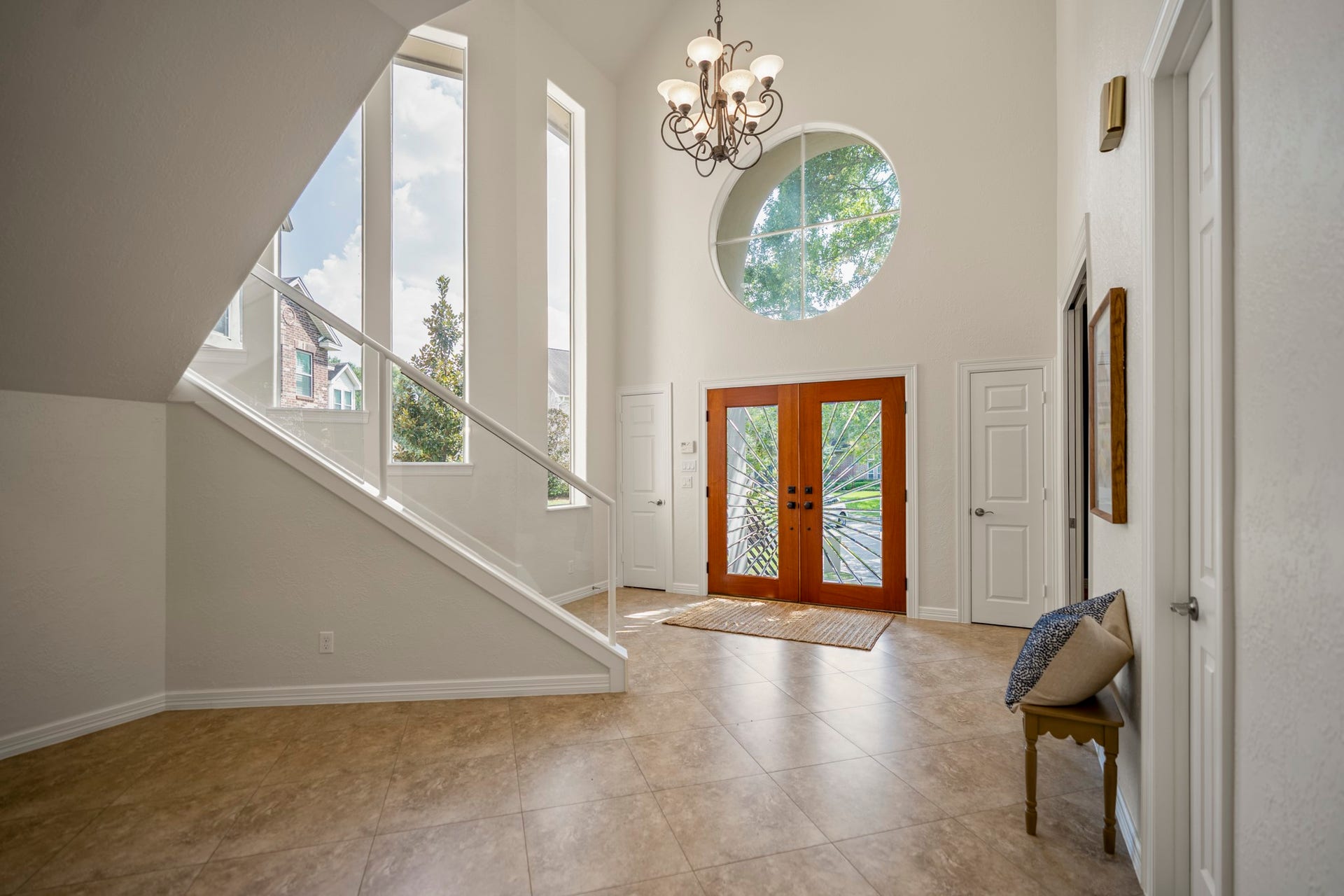 863 Plainwood Drive, Houston, TX 77079 The generous foyer provides an elegant transition between the entrance, dedicated study and front sitting area.