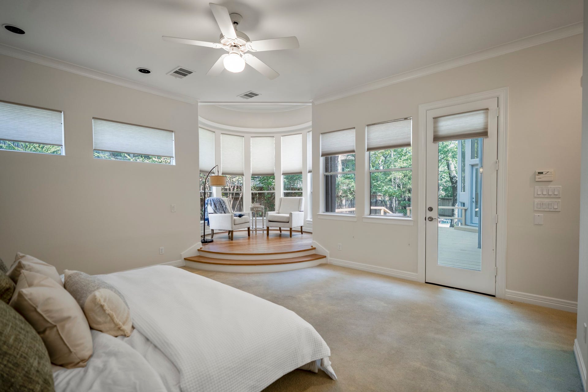 863 Plainwood Drive, Houston, TX 77079 The spacious first-floor primary suite offers a private retreat overlooking the backyard.
