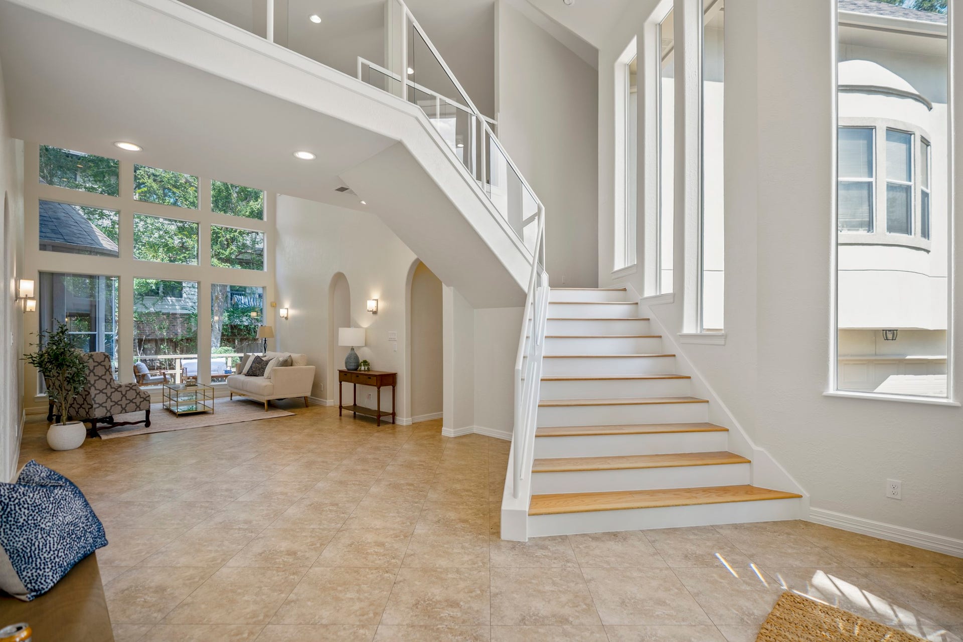 863 Plainwood Drive, Houston, TX 77079 Welcoming double doors lead into a light-filled foyer with views into the homes adjoining living spaces.