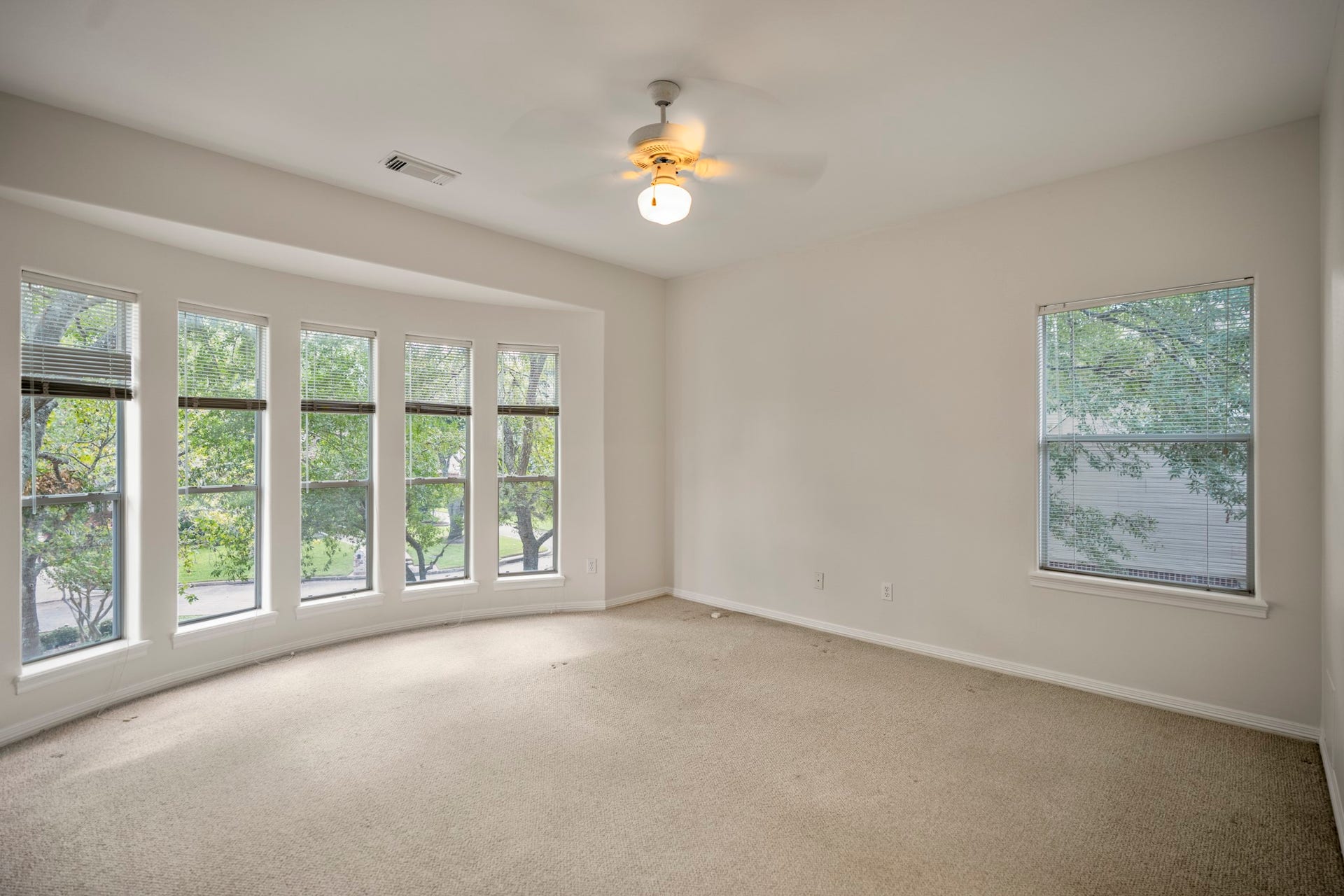 863 Plainwood Drive, Houston, TX 77079 The second Jack-and-Jill bedroom features abundant natural light and flexible furniture placement.