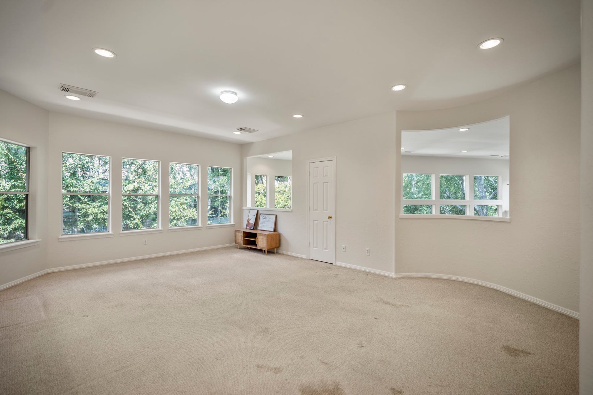 863 Plainwood Drive, Houston, TX 77079 The generous layout provides ample room for gathering while maintaining a comfortable atmosphere.