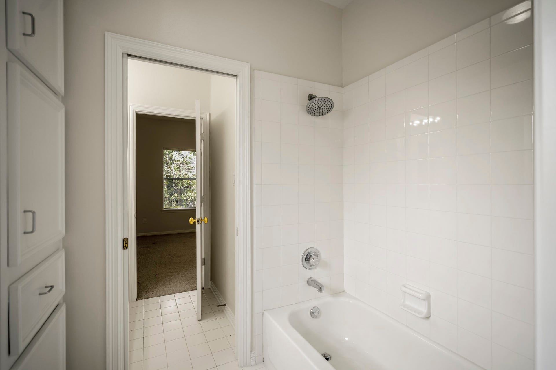 863 Plainwood Drive, Houston, TX 77079 Jack and Jill shared bathtub