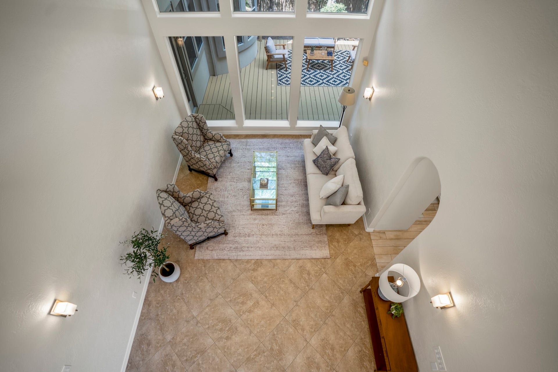 863 Plainwood Drive, Houston, TX 77079 Located just off the foyer, this flexible room can serve as a formal sitting area or additional entertaining space.