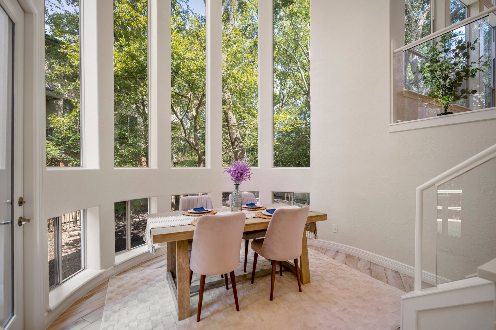 863 Plainwood Drive, Houston, TX 77079 The dining area is surrounded by dramatic windows that bring in natural light and treetop views.