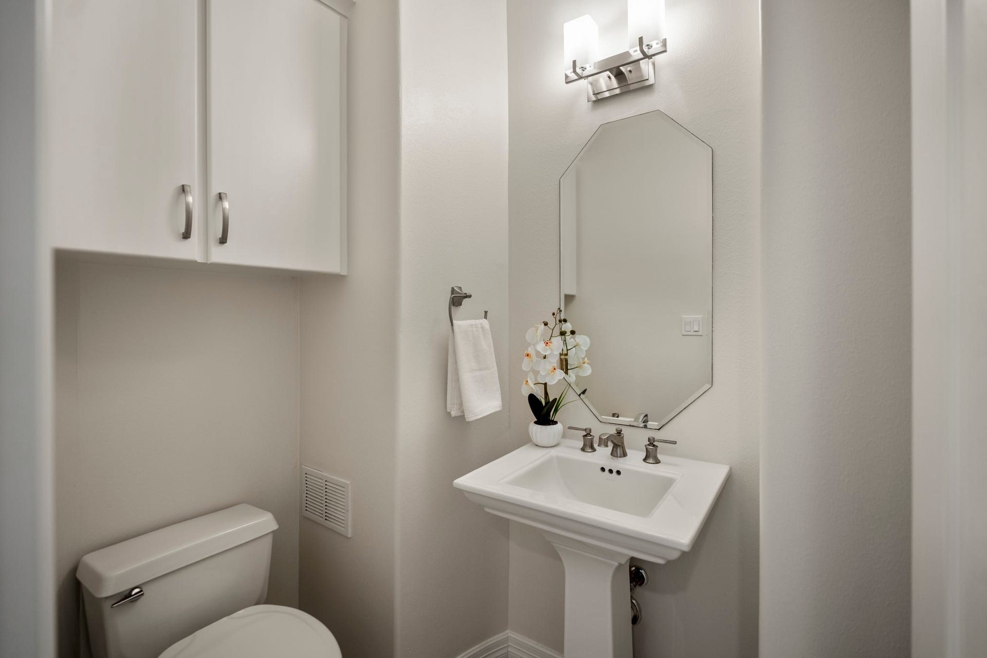 863 Plainwood Drive, Houston, TX 77079 Half bath #1 off of the kitchen