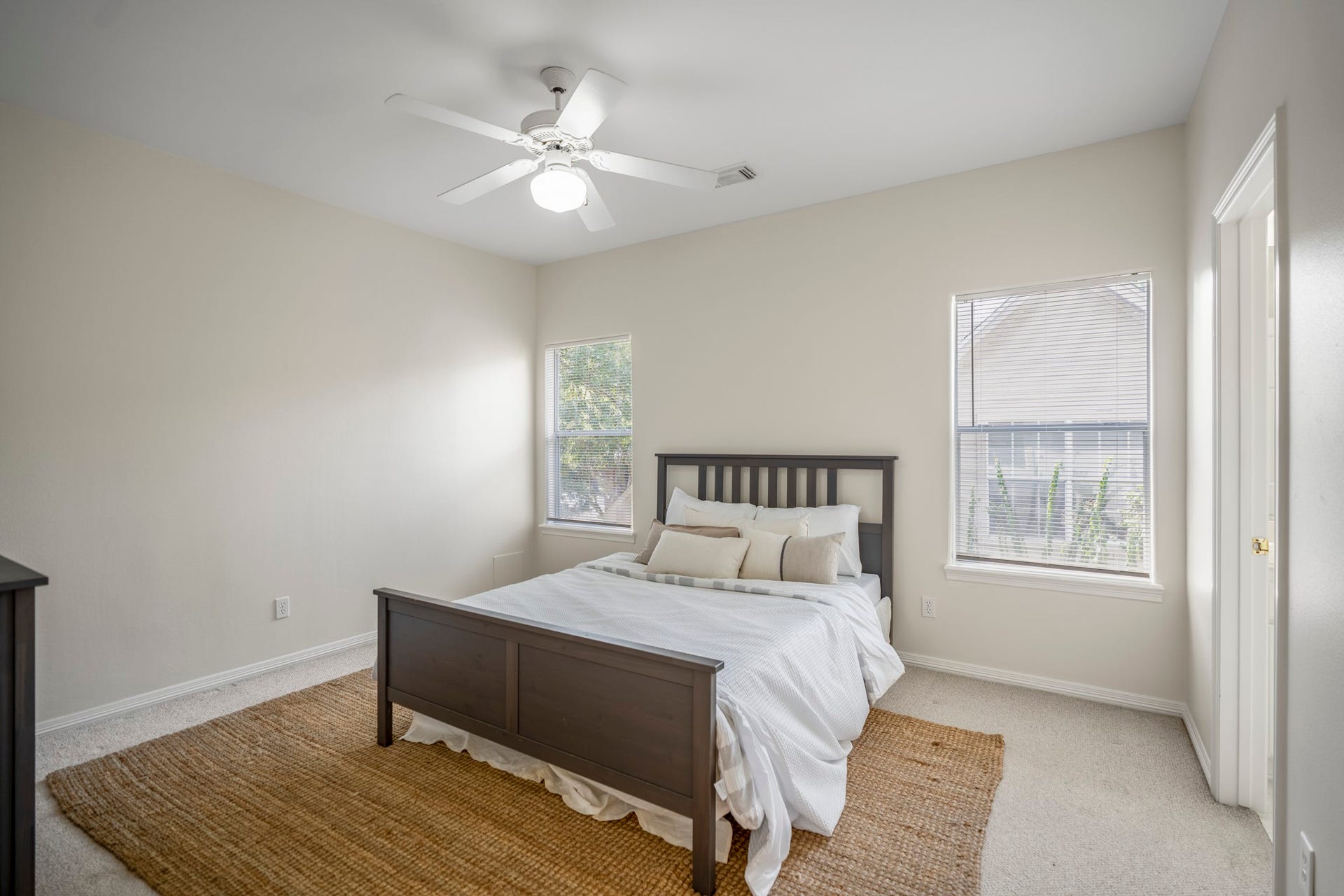 863 Plainwood Drive, Houston, TX 77079 This spacious secondary bedroom offers neutral finishes, generous windows and ample closet space.