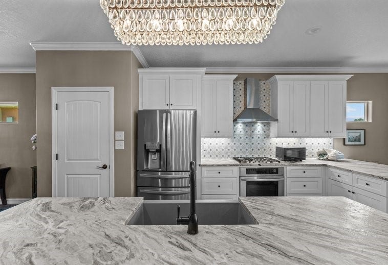 639 29th Street, San Leon, TX 77539 Leathered granite, Solid wood shaker cabinets, walk in pantry, stainless appliances, and a lovely backsplash!
