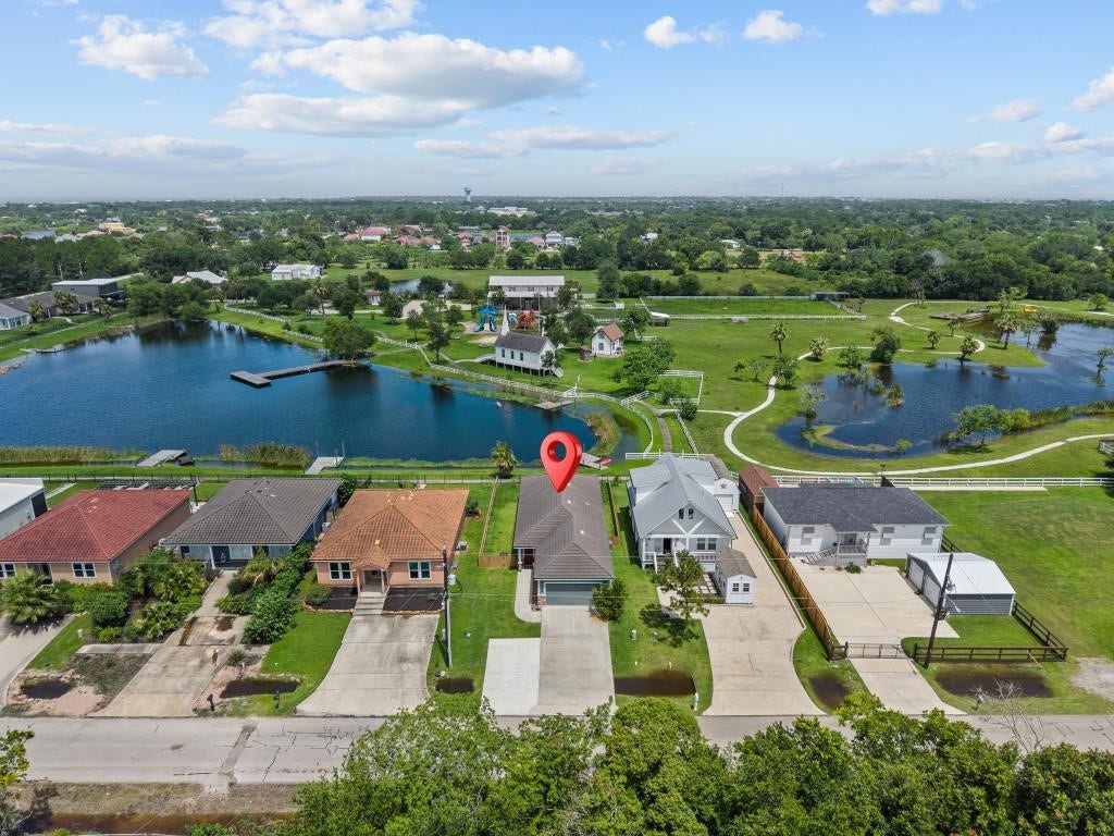 639 29th Street, San Leon, TX 77539 Aerial shot of this charming home! Enjoy the views of the nearby lakes.
