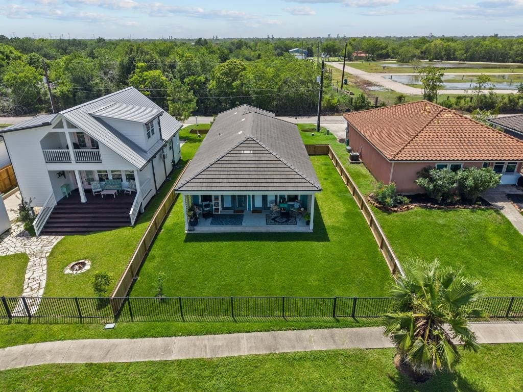 639 29th Street, San Leon, TX 77539 Fenced back yard for those of you with pets or kids, great space to throw a football or play with the family pet!