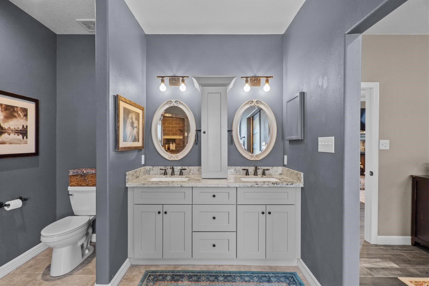 639 29th Street, San Leon, TX 77539 Dual sinks with ample storage space