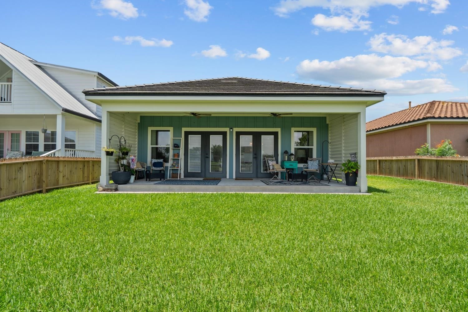 639 29th Street, San Leon, TX 77539 WOW! Look at that great, covered porch! perfect for entertaining!