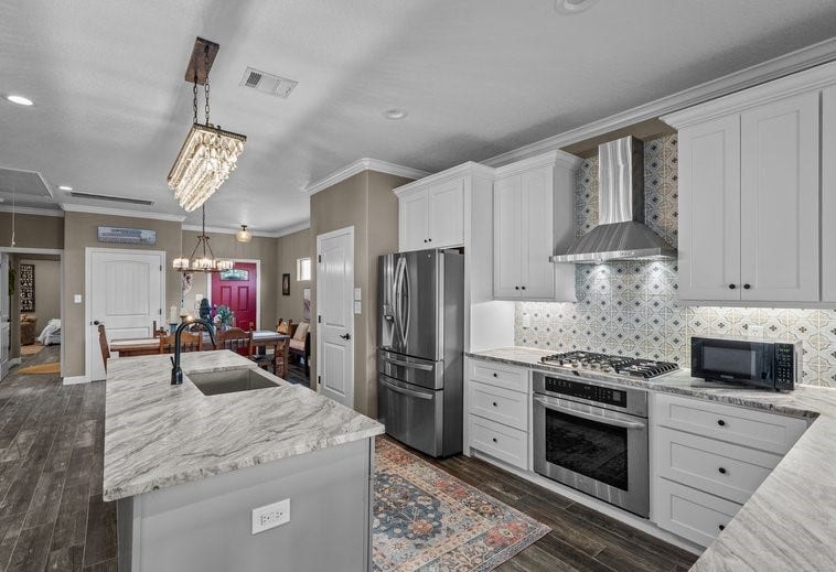 639 29th Street, San Leon, TX 77539 Great area to hang out and entertain!
