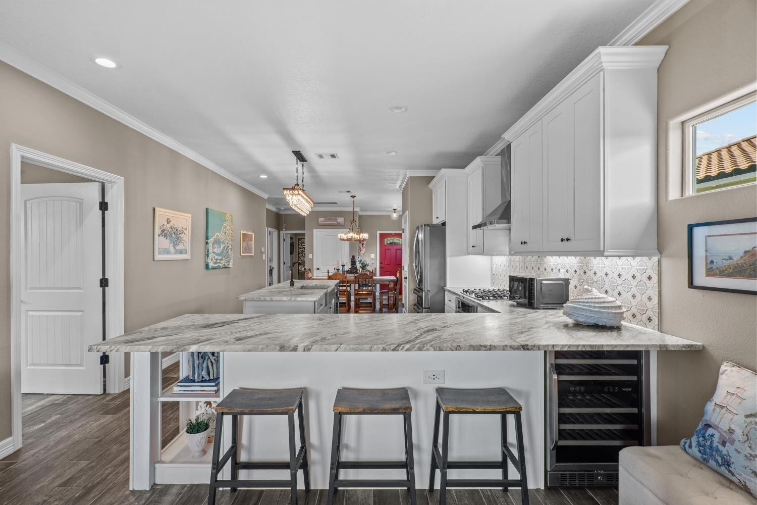 639 29th Street, San Leon, TX 77539 Breakfast bar for quick meals with the kids with a wine fridge!