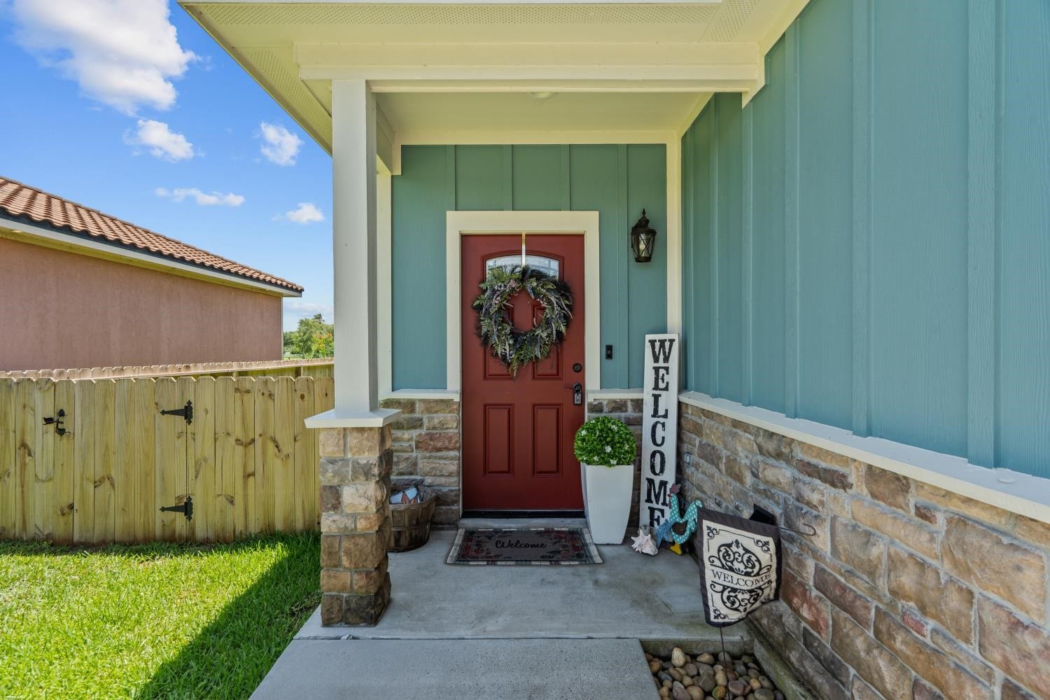 639 29th Street, San Leon, TX 77539 Warm and inviting entry! Welcome in !