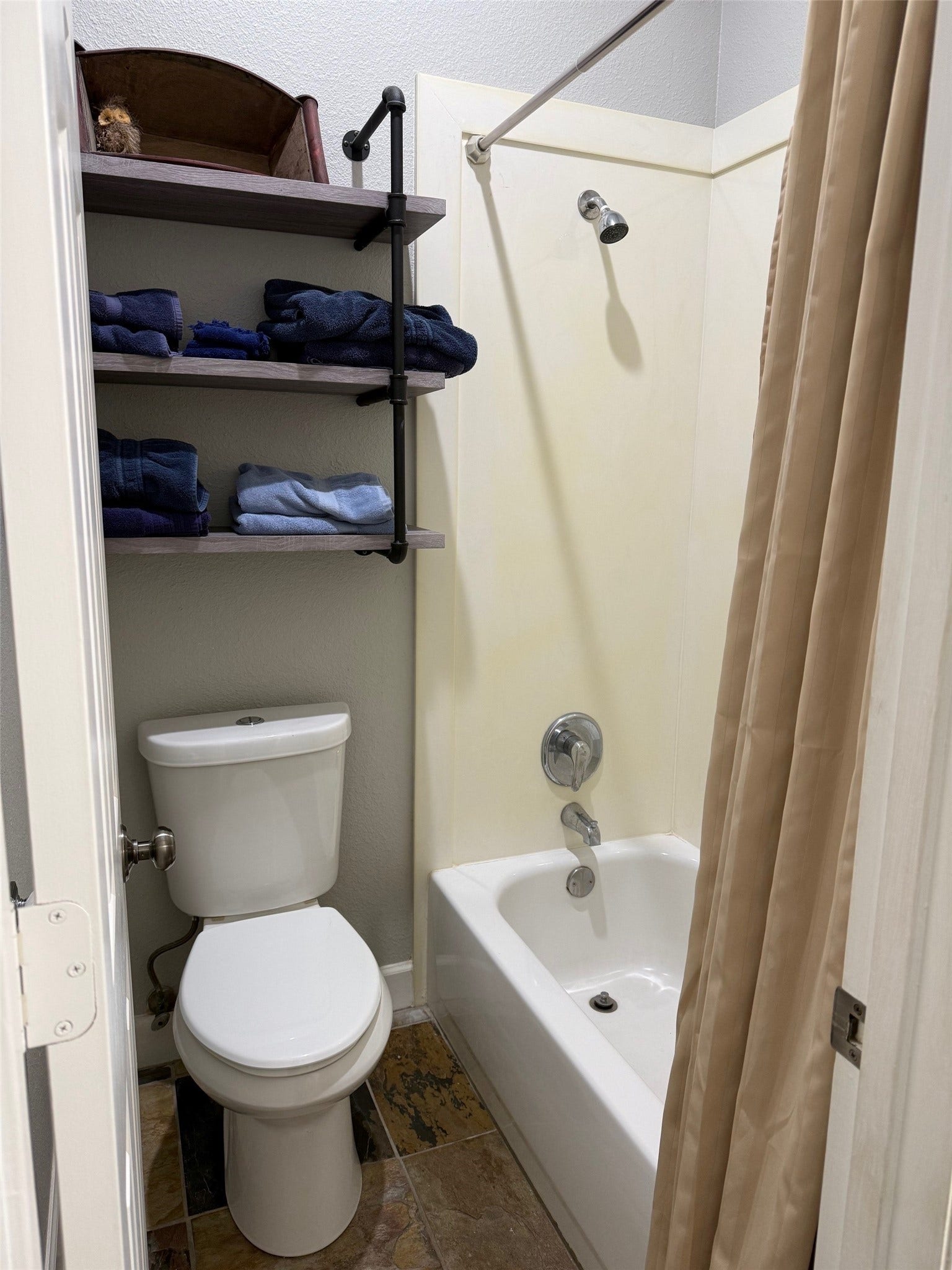 11011 Sea Mist, Magnolia, TX 77354 Secondary bathroom shower/tub combo