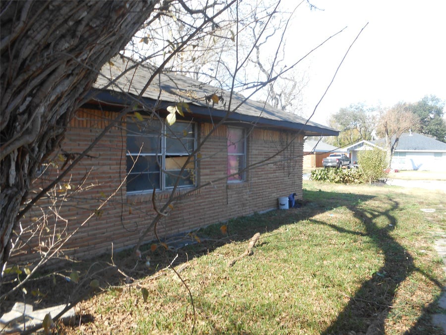 Property photo for 2711 KNOTTY OAKS Trail, South Houston, TX