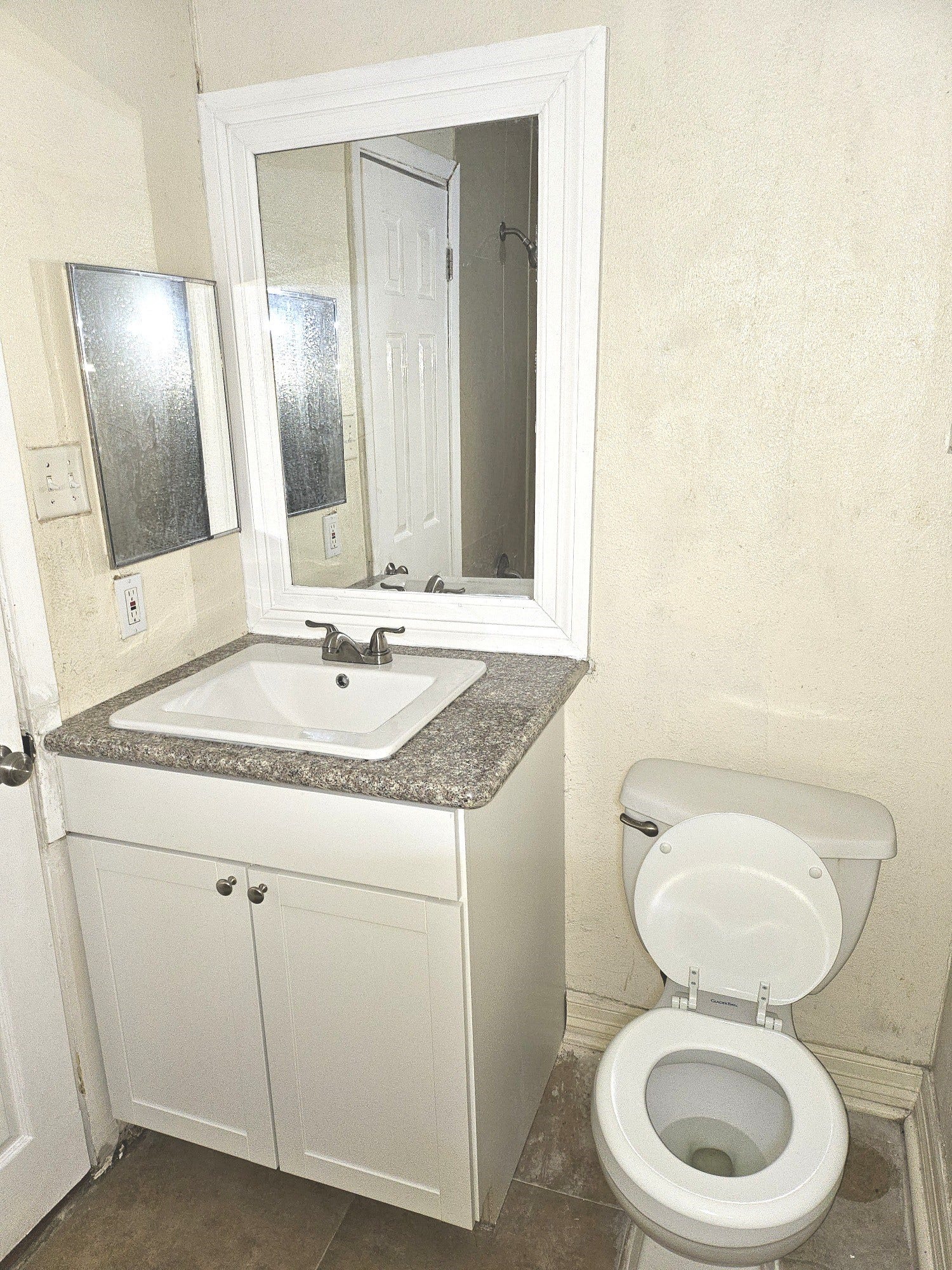 2nd bathroom with tub
