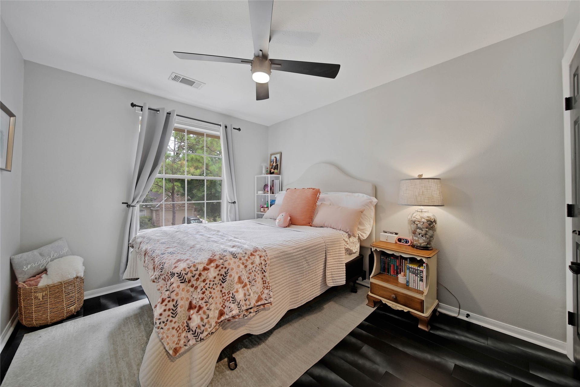 34 Wintergreen Trail, The Woodlands, TX 77382 Secondary bedroom