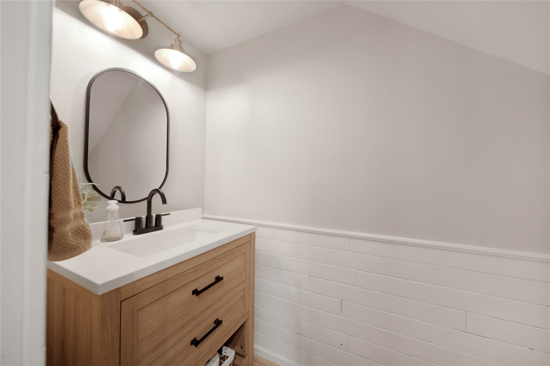 34 Wintergreen Trail, The Woodlands, TX 77382 Updated half bath