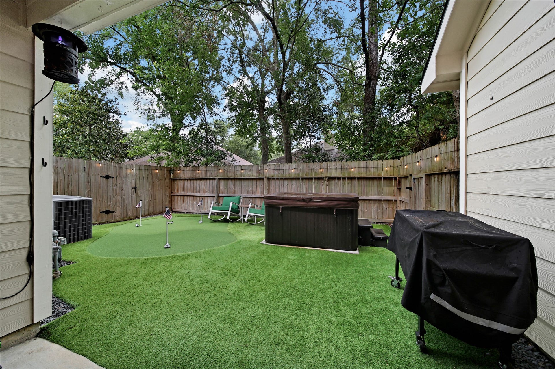 34 Wintergreen Trail, The Woodlands, TX 77382 Hot tub does not stay.
