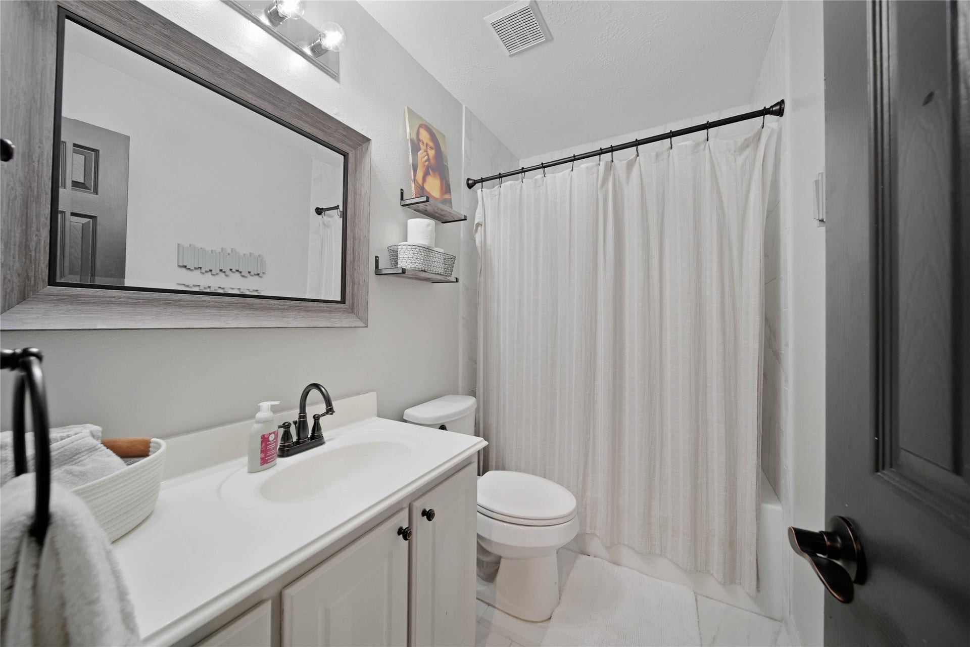 34 Wintergreen Trail, The Woodlands, TX 77382 Secondary bathroom