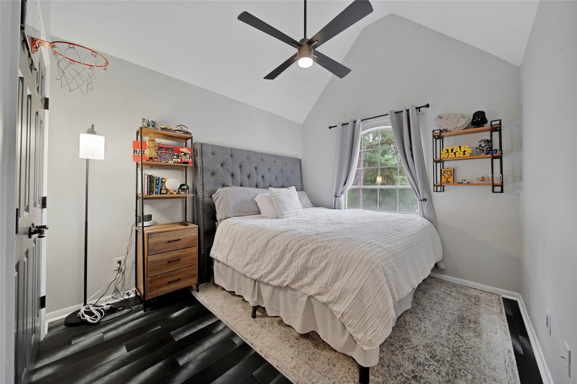 34 Wintergreen Trail, The Woodlands, TX 77382 Secondary bedroom with high ceiling