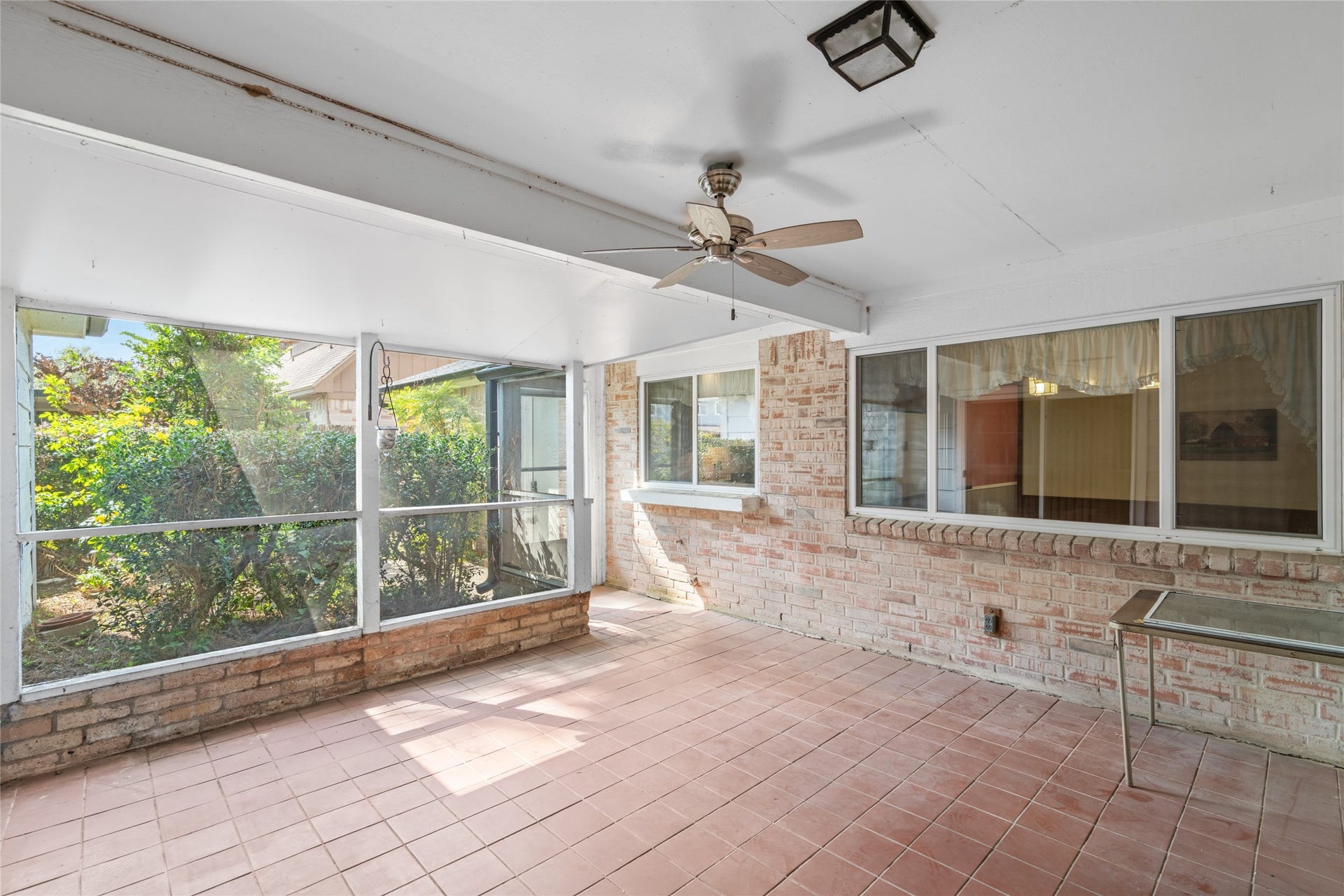 7015 Rosebrook Circle, Spring, TX 77379 Enjoy bug-free outdoor living! Your huge screened-in back patio includes tile floors and a ceiling fan.