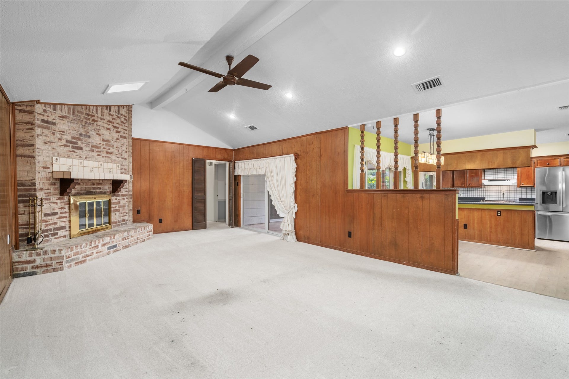 7015 Rosebrook Circle, Spring, TX 77379 Soaring vaulted ceilings and skylights! Your spacious main living room features a classic brick fireplace.