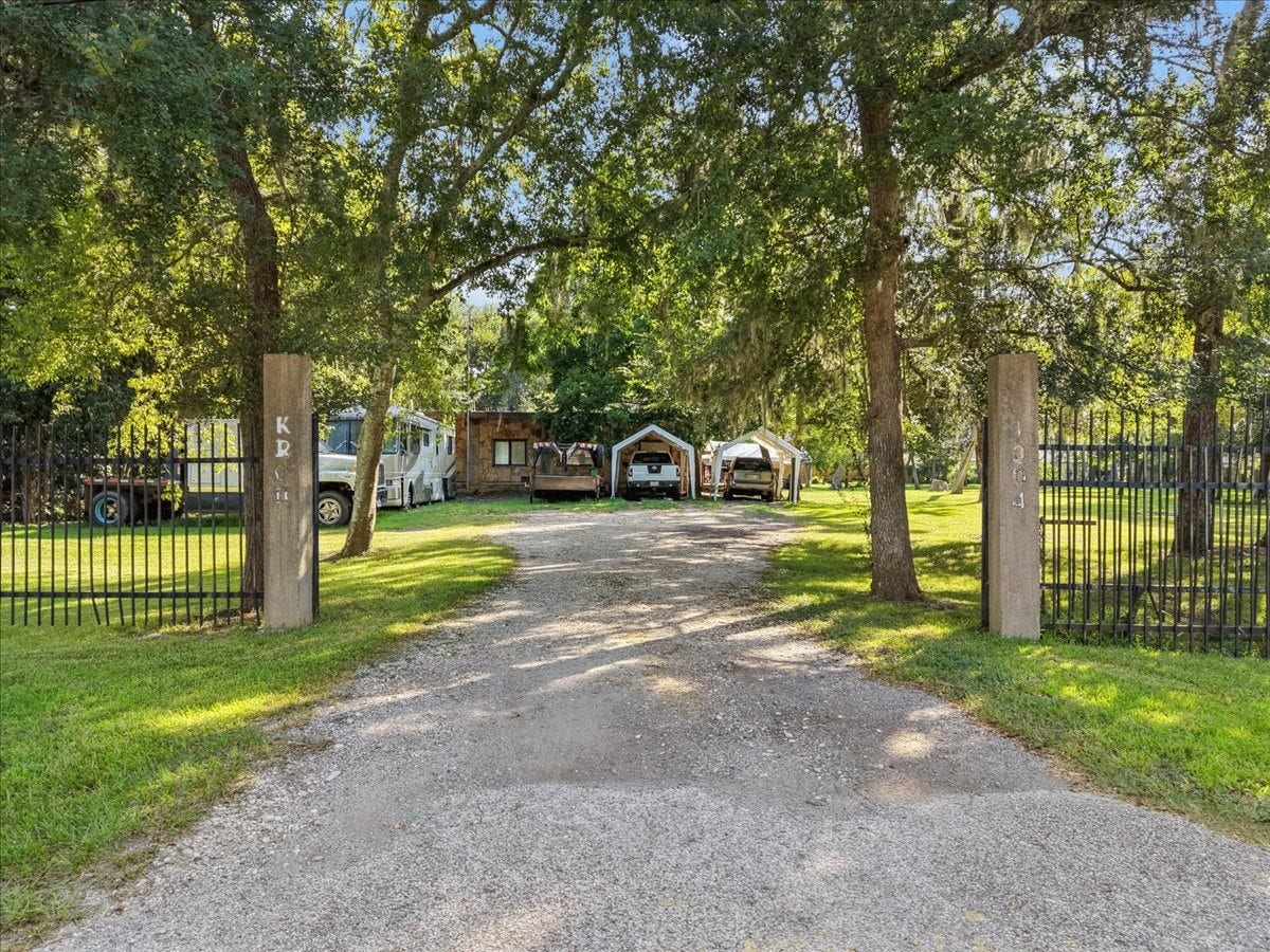 1304 Deepwood Drive, Friendswood, TX 77546 1304 Deepwood Drive, Friendswood, TX 77546