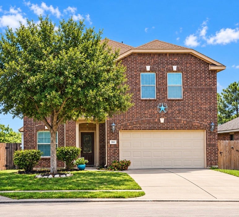 Charming 5-bedroom home in Lockeridge Farms with convenient access to Grand Parkway/99, shopping, dining, and highly rated Conroe ISD schools.
