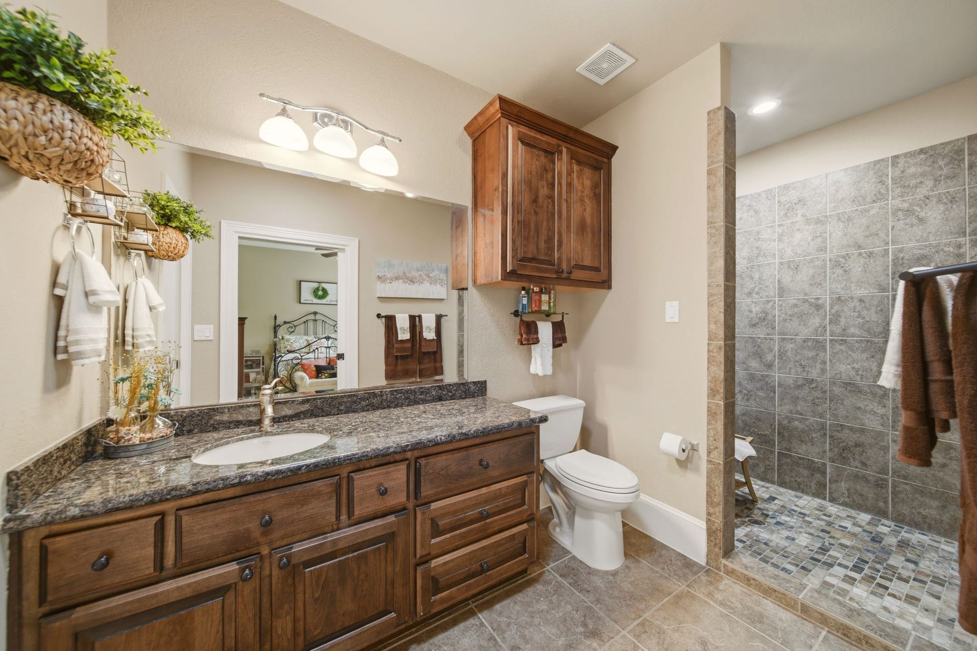 69 Big Trail, Missouri City, TX 77459 Full size Bathroom and walk in shower in the guest quarters
