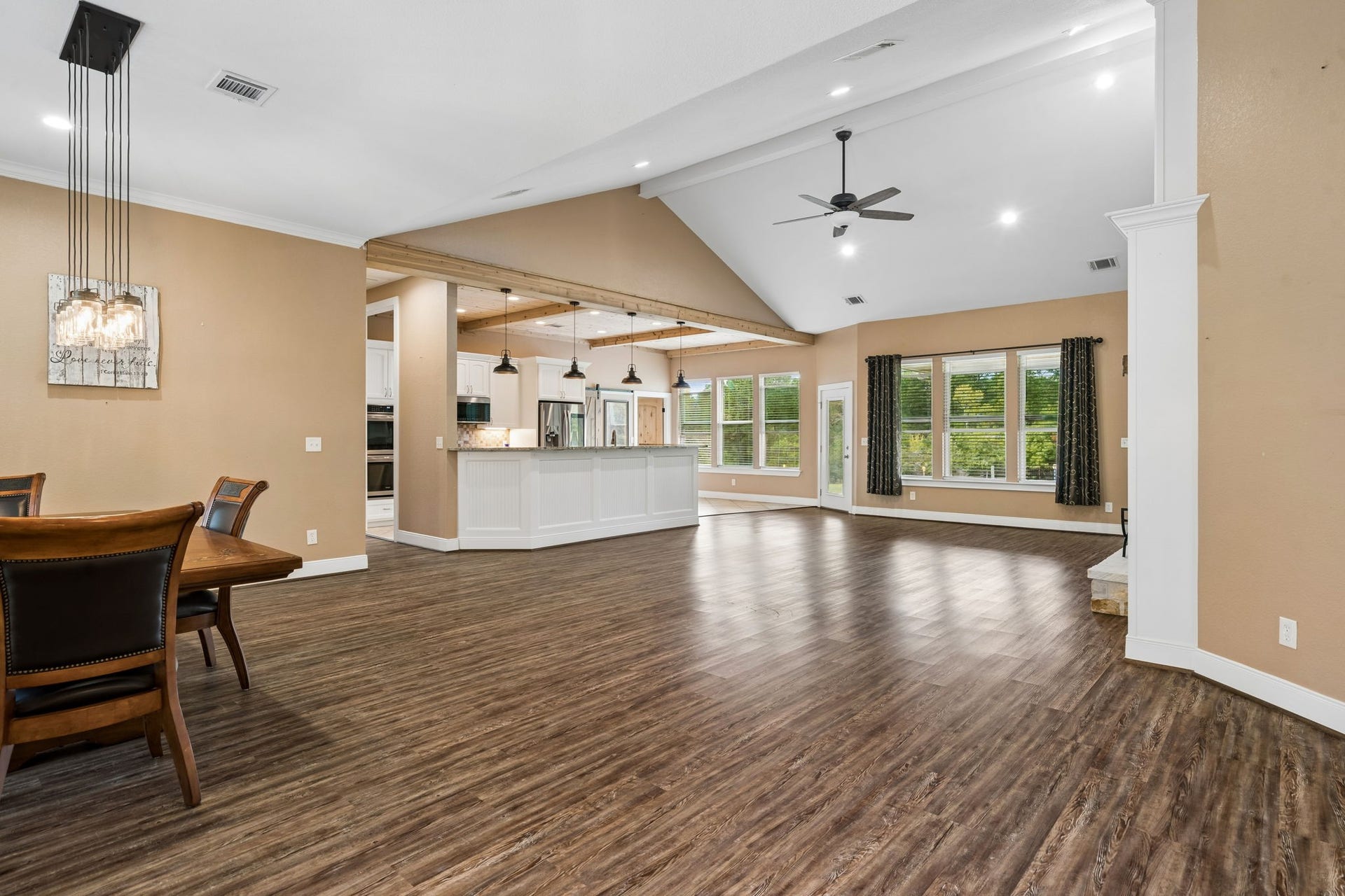 12225 High Fire Road, Montgomery, TX 77356 Vaulted Ceilings in living area