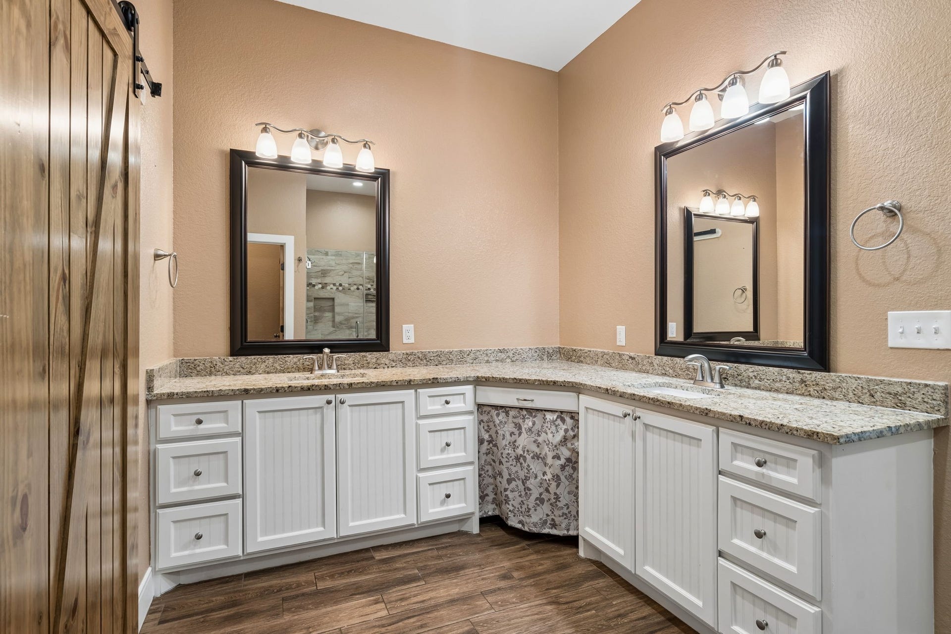 12225 High Fire Road, Montgomery, TX 77356 Make up sitting area in corner