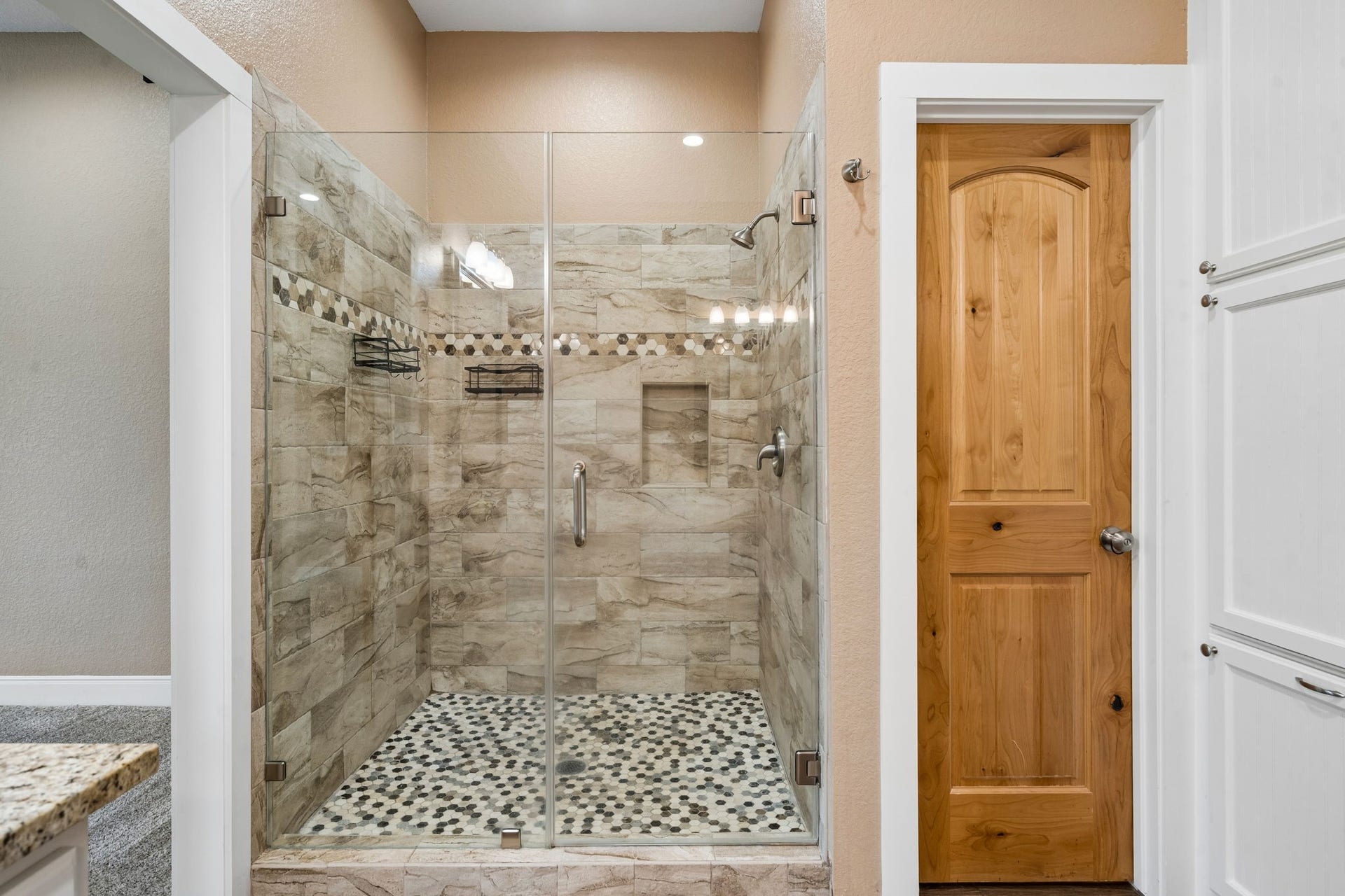 12225 High Fire Road, Montgomery, TX 77356 Enjoy your large shower