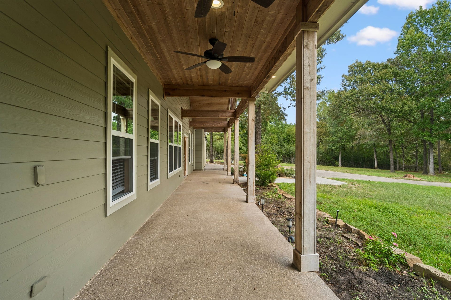 12225 High Fire Road, Montgomery, TX 77356 Front porch full length of home.