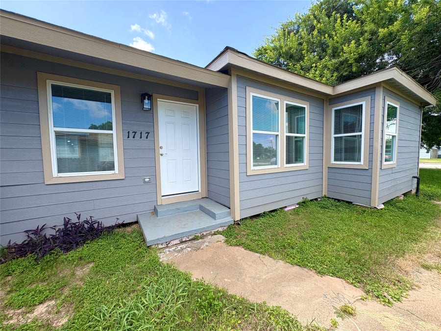 Property photo for 1717 W 4th Street, Freeport, TX