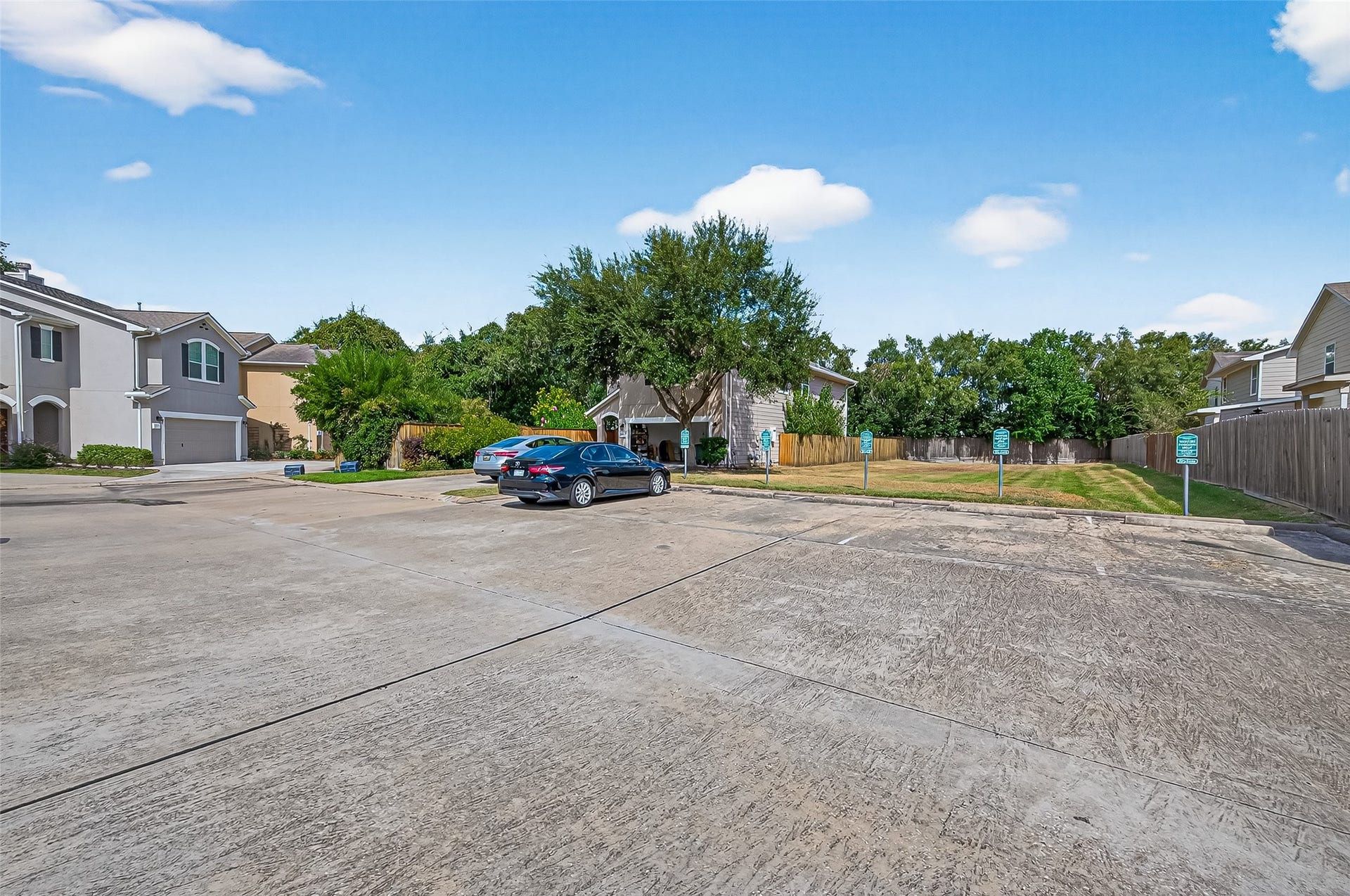 10021 Hillside Bayou Drive, Houston, TX 77080 10021 Hillside Bayou Drive, Houston, TX 77080