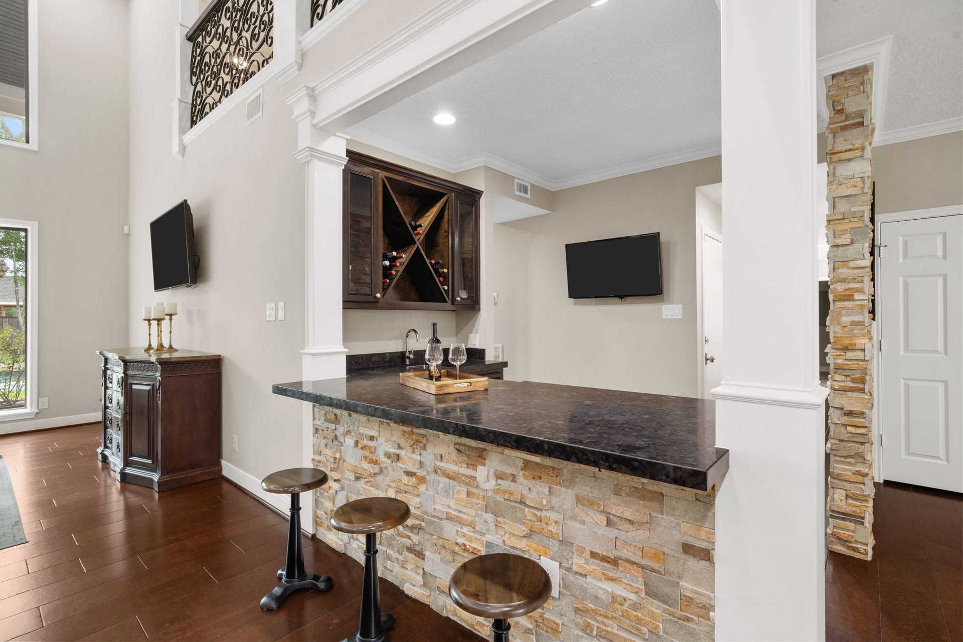 Tucked between the kitchen and living room, the stylish cocktail bar offers the perfect setting for entertaining guests.