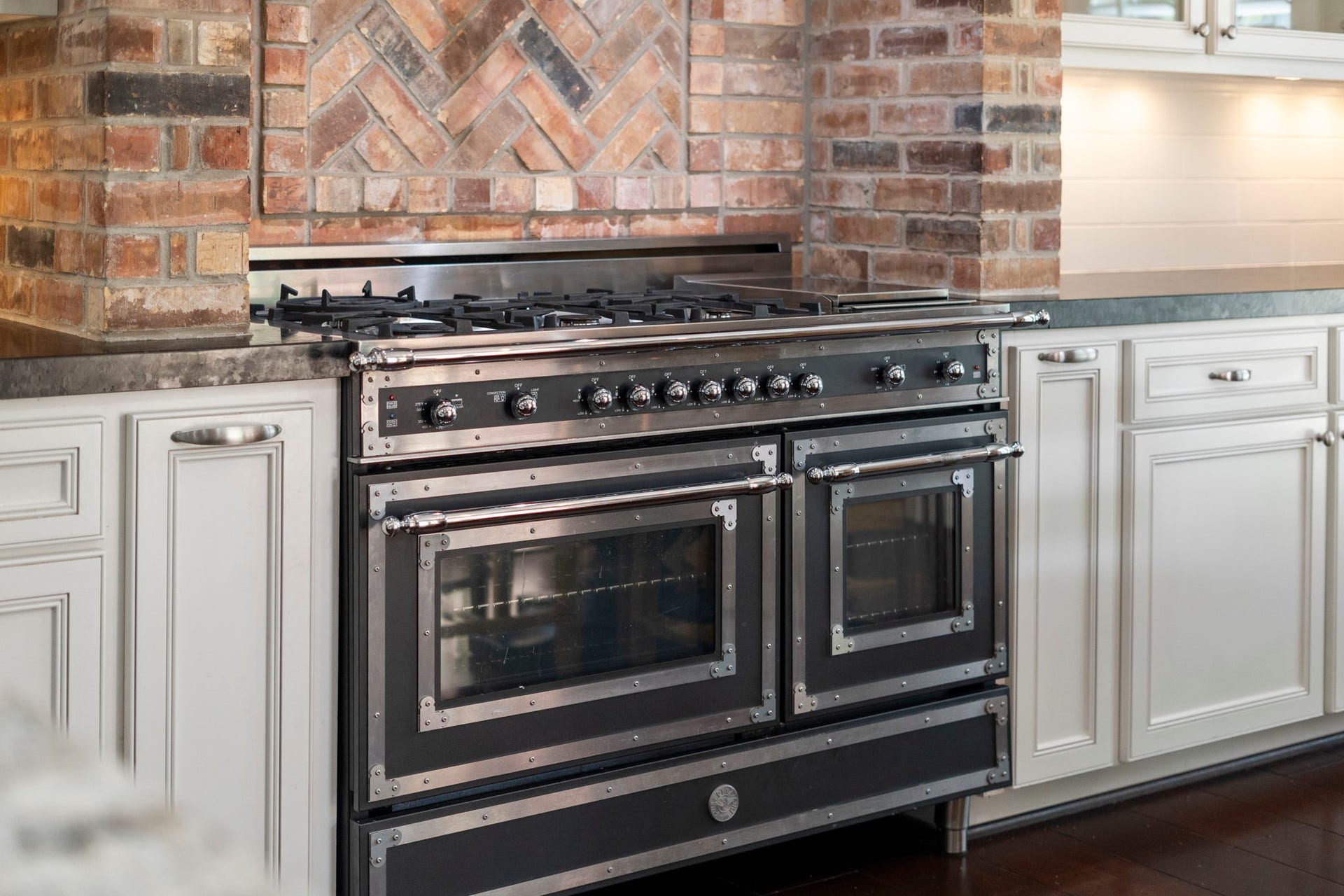 Culinary enthusiasts will appreciate the Bertazzoni professional six-burner gas range, complete with a built-in griddle, double ovens, and pot filler.