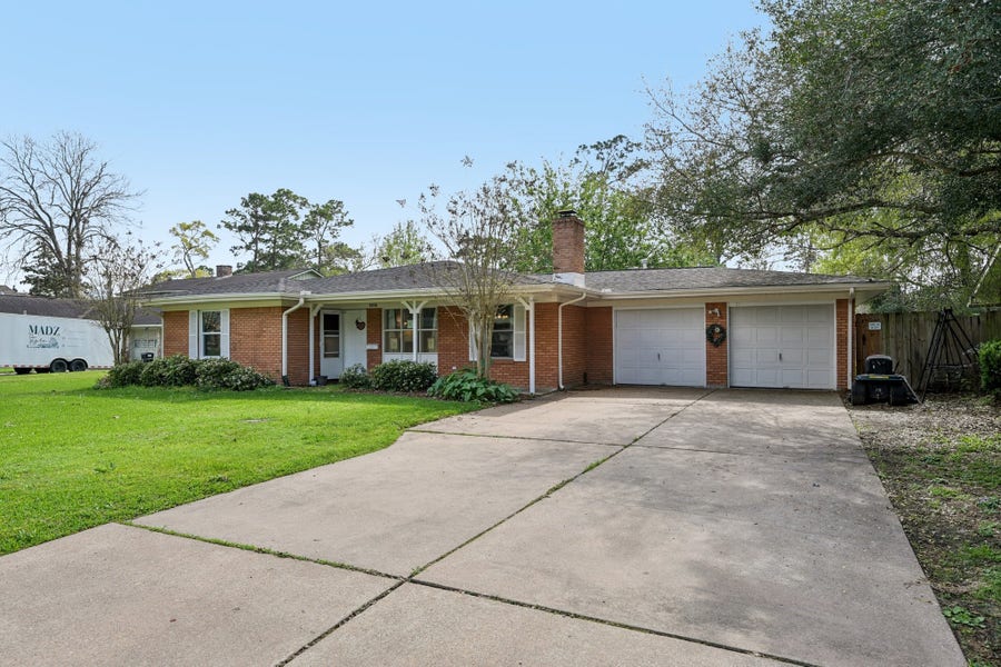 Property photo for 3036 Crest Drive, Dickinson, TX