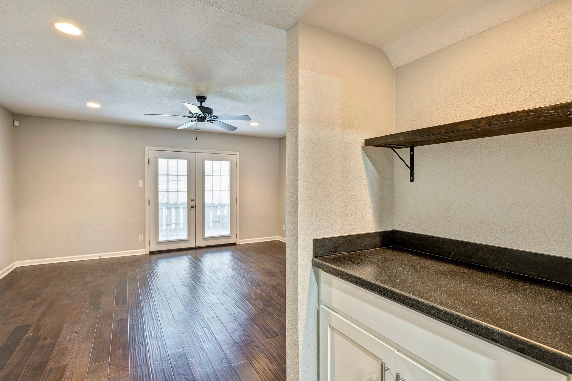 5005 Georgi Lane, #165, Houston, TX 77092 Dry bar connects the dining room to living.