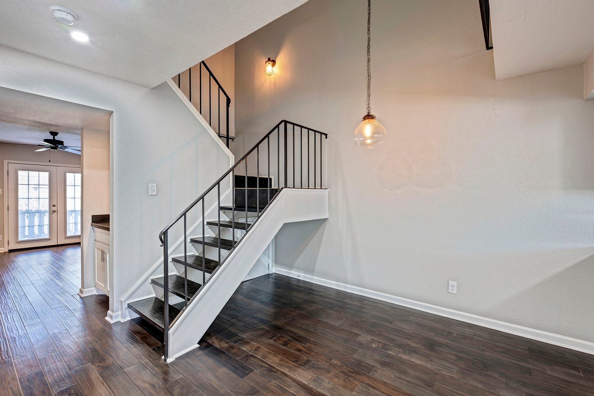 5005 Georgi Lane, #165, Houston, TX 77092 Dining room off the kitchen is perfect for everyday meals and entertaining friends and family.