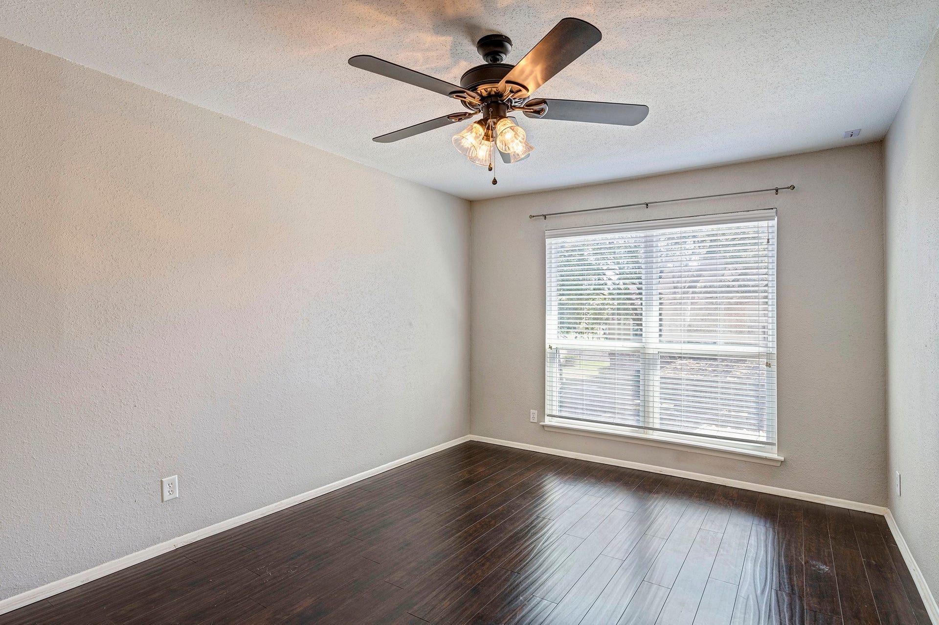 5005 Georgi Lane, #165, Houston, TX 77092 Front bedroom has nice natural light with window treatment.